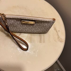Michael Kors woman’s wristlet vanilla
